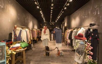 “兄弟”二人在重庆开服装店,从每月赚3000元到每月赚10万